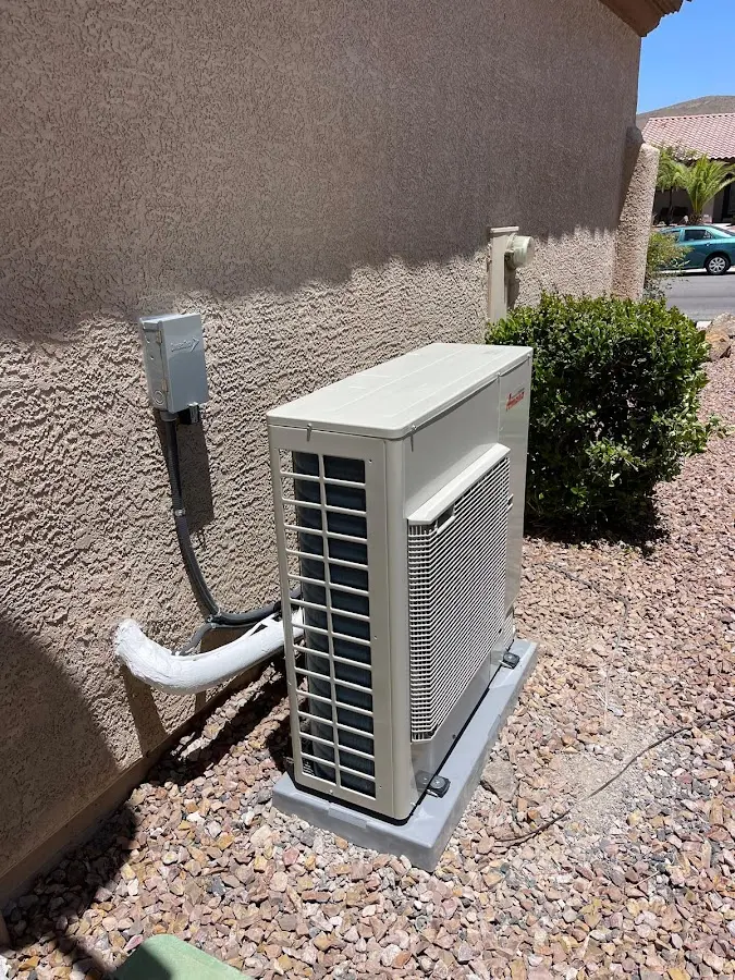 Residential air conditioning condenser unit in Floresville